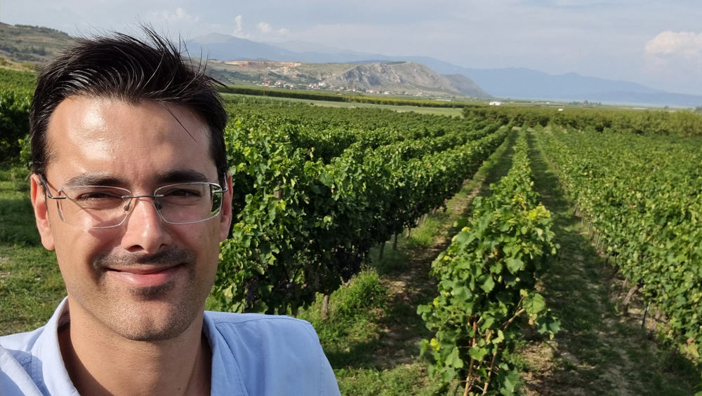 Over mij, Yiannis Mylothridis